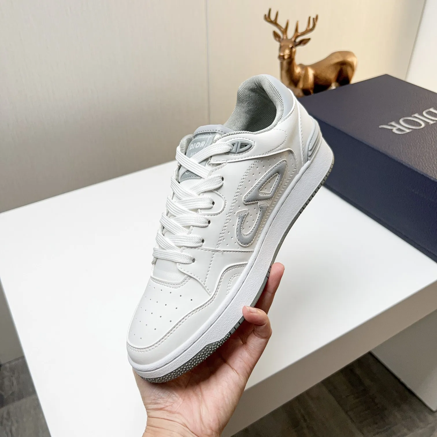 Factory price: 420💰Dior B57 low-top sneakers 2025 spring men's series new product launch [Celebrate][Celebrate][Celebrate], reinterpret basketball shoe design and become Dior's classic single product [strong][strong][strong], carefully crafted in black and cream white smooth cowhide, with beige suede, leather C shown on the side D logo, tongue, sole and back side are decorated with various distinctive details to enhance the style[666][666], while eyelet details, topstitching and rubber panels highlight the dynamic charm of its athletic style[strong][strong][strong]. It has a two-color rubber sole, which can be matched with various clothing to create a refined look. Size: 38 to 44, customized 45
